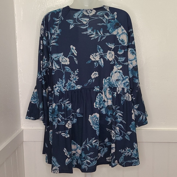 Suzanne Betro Women's Blue Floral Top | 1X - Picture 3 of 7